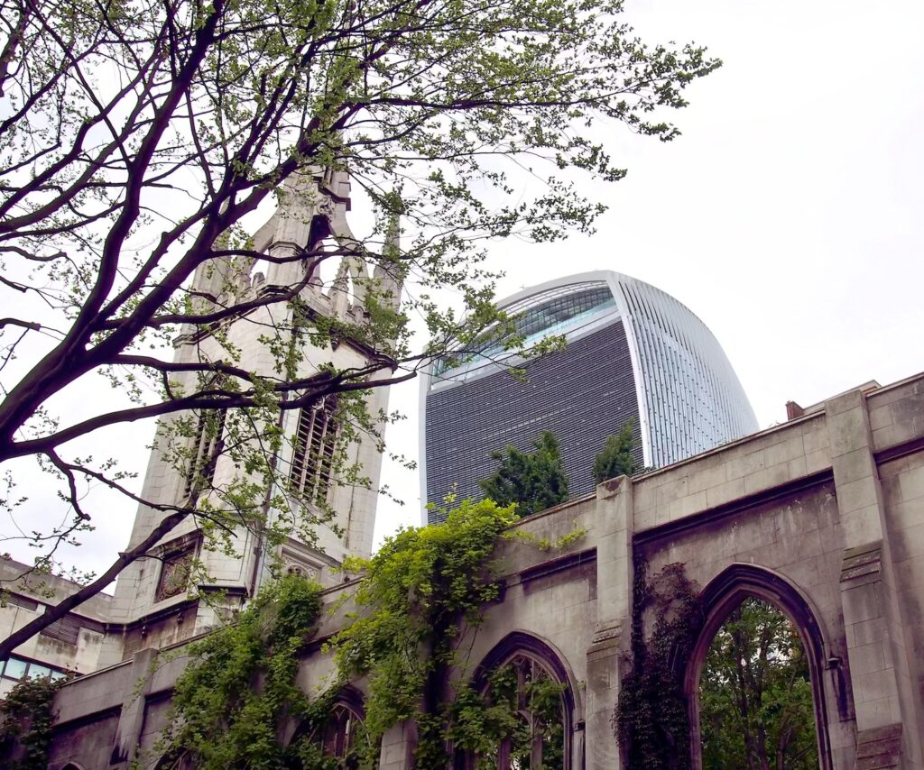 St Dunstan in the East i wieżowiec Walkie Talkie