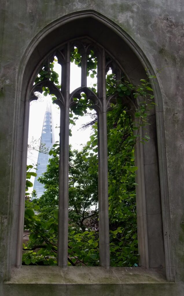 widok na The Shard z St Dunstan in the East