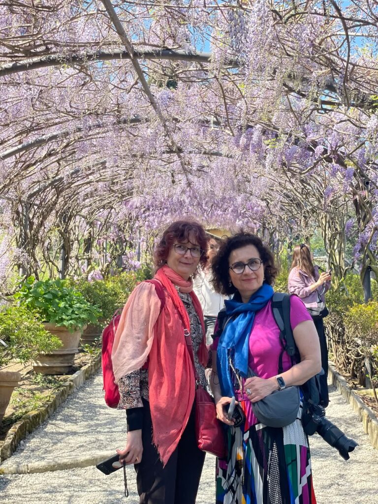 Monika Wałkowska i Agnieszka Żukowska pod wisterią we Florencji
